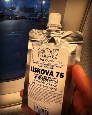 Upgrade to Eating Class! Věděli jste, že naše kapsičky si můžete vzít sebou na palubu?🤭 Přejeme příjemný let❤️...